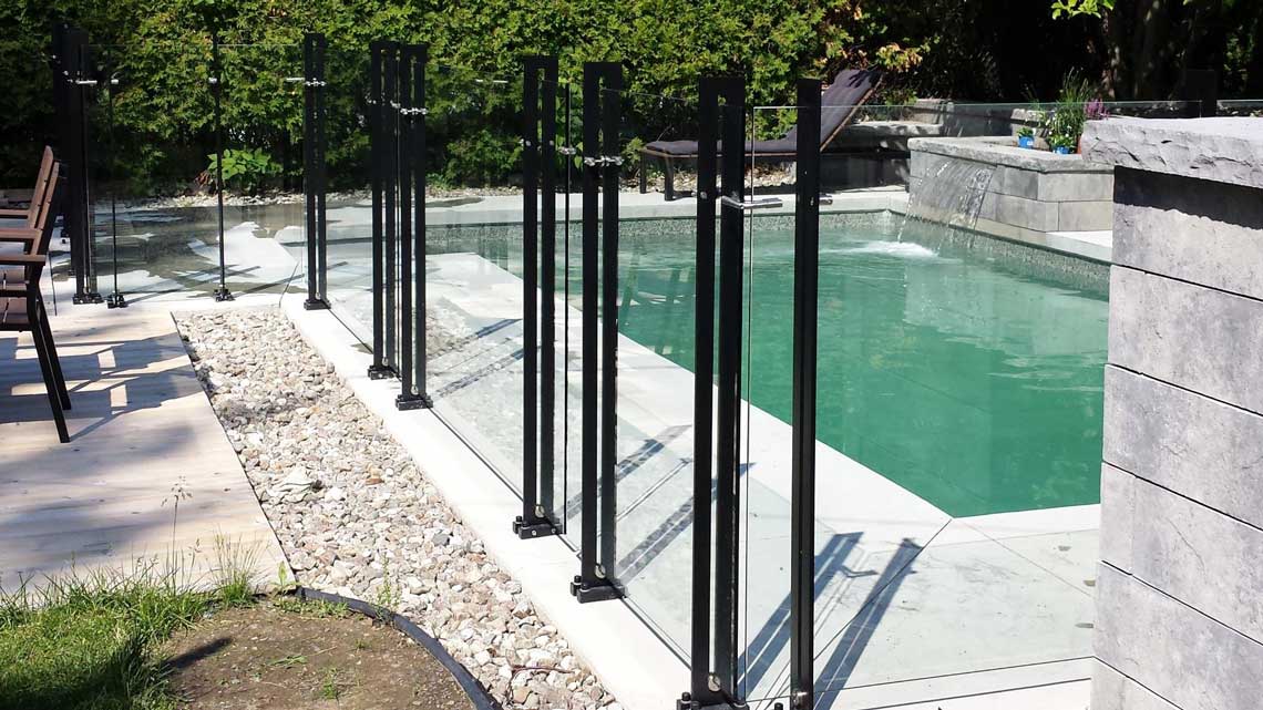 Clôture de piscine contemporaine